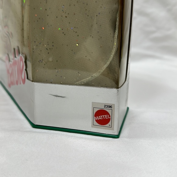 Happy Holidays Barbie - Picture 4 of 8